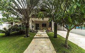 Casa confortável e ampla com piscina e bilhar!